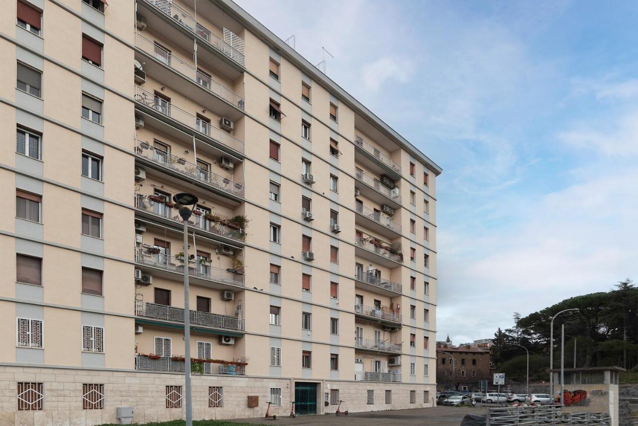 Sunny Piramide Apartment Rom